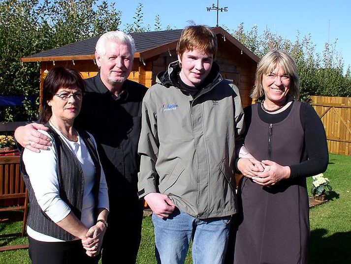 fjölskyldan í grindavík
Berta og Matthías ásamt Sigurði síni sínum. Á myndinni er einnig Ragheiður Davíðsdóttir forvarnarfulltrúi VÍS.