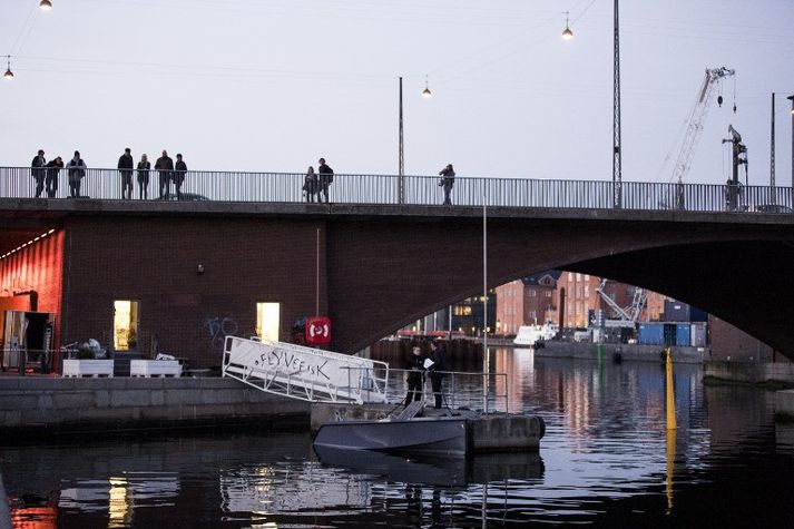 Konan sem lést var bandarísk og var búsett í Danmörku. Fréttir herma að fjölskylda hennar hafi orðið vitni af slysinu.