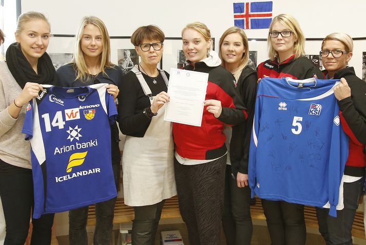 Margrét Lára Viðarsdóttir, Anna María Baldursdóttir, Elín Metta Jensen og Rakel Hönnudóttir úr fótboltanum og Guðný Jenný Ásmundsdóttir og Hanna Guðrún Stefánsdóttir sem afhentu gjöfina í dag.