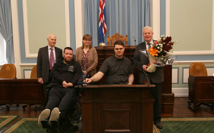 Bergur Þorri Benjamínsson, varaformaður Sjálfsbjargar, og Einar K. Guðfinnsson, forseti Alþingis, ásamt Helga Bernódussyni, skrifstofustjóra Alþingis, Guðbjörgu Kristínu Eiríksdóttur og Andra Valgeirssyni frá Sjálfsbjörgu við nýja ræðustólinn.