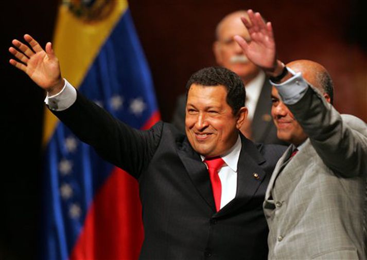 Chavez sést hér vinstra megin á myndinni að fagna endurkjöri sínu sem forseti á síðasta ári.