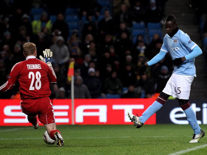 Mario Balotelli skorar seinna markið sitt í kvöld.