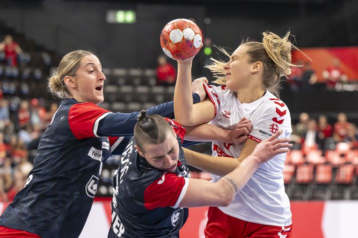 Kerstin Kuendig, leikmaður Sviss, í harðri baráttu við þær Katarina Jezic og Sara Senvald úr liði Króatíu.