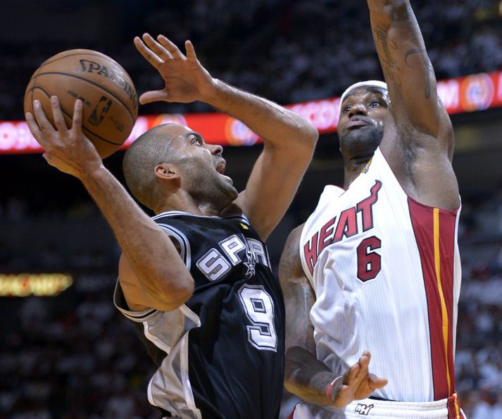 Tony Parker í baráttu við LeBron James í nótt.