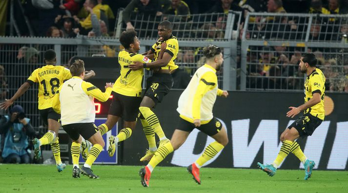 Leikmenn Borussia Dortmund fögnuðu jöfnunarmarki Anthony Modeste ákaft. 