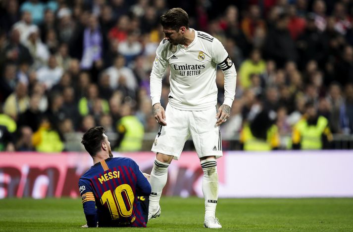 Lionel Messi fær að heyra það frá Sergio Ramos í leik Real Madrid og Barcelona í fyrra.