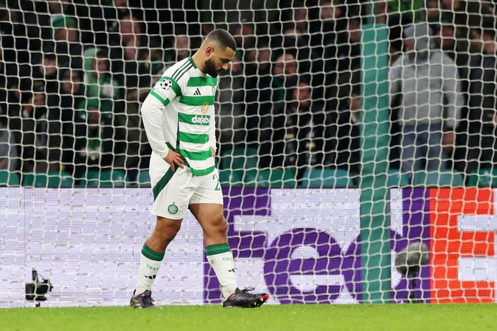 Cameron Carter-Vickers niðurlútur eftir að hafa skorað sjálfsmark í leik Celtic og Club Brugge.