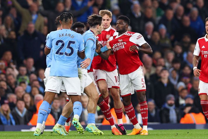 Arsenal og Manchester City börðust um Englandsmeistaratitilinn á síðasta tímabili o City hafði betur í lokin. Thomas Partey og  Jack Grealish tókust aðeins á í innbyrðis leik liðanna.