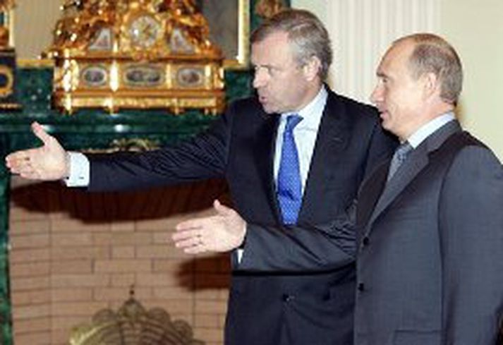 Vladimir Putin (t.v.) Rússlandsforseti tekur á móti Jaap de Hoop Scheffer (t.h.) aðalritara NATO í morgun.