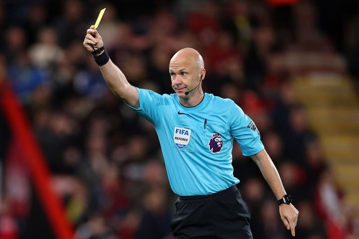  Anthony Taylor var mjög duglegur að lyfta gulu spjöldunum í leik Bournemouth og Chelsea í ensku úrvalsdeildinni í gærkvöldi.