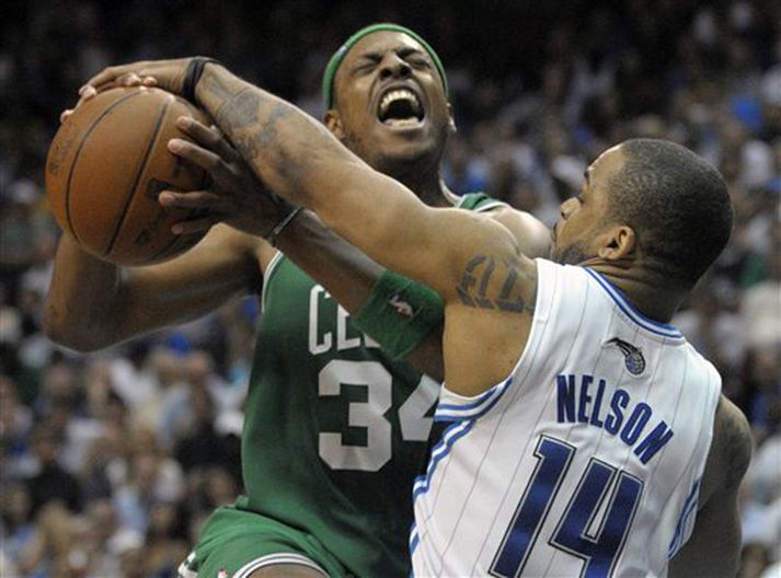 Jameer Nelson og Paul Pierce í leiknum í nótt.