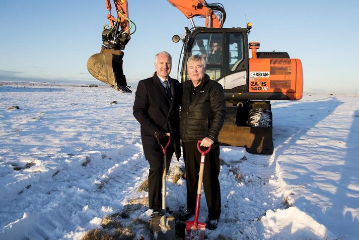 Jón Ólafur Halldórsson, forstjóri Olíuverzlunar Íslands, og Steinar Sigtryggson, útibússtjóri félagsins á Suðurnesjum, tóku í dag fyrstu skóflustunguna að nýrri ÓB stöð við Aðalgötu í Reykjanesbæ.