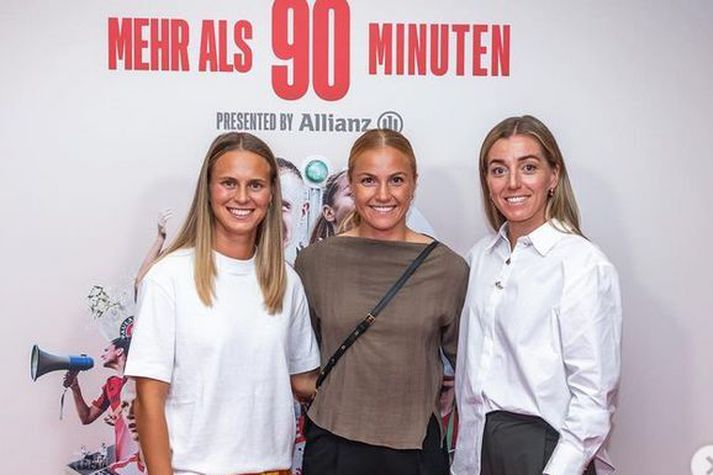 Glódís Perla Viggósdóttir með tveimur liðsfélögum sínum í Bayern á kynningarkvöldi heimildaþáttanna „Mehr als 90 minuten“. Þetta eru þær Klara Bühl og Linda Sembrant.