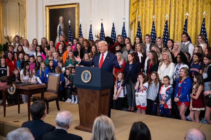 Donald Trump áður en hann skrifaði undir tilskipunina.