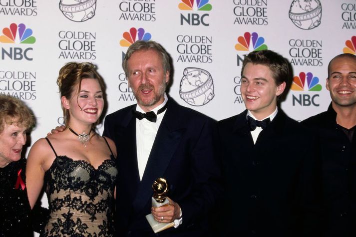 Kate Winslet á rauða dreglinum við Golden Globes verðlaunahátíðina 1998 með James Cameron leikstjóra Titanic og meðleikurum sínum líkt og Leonardo DiCaprio.