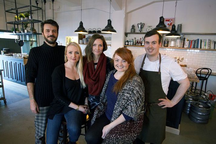 Albert Muñoz, Inga María Backman, Elma Backman, Ágústa Backman og Gísli Matthías Auðunsson eru eigendur veitingastaðarins.
