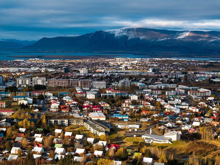 Viðbragðsaðilum var tilkynnt um málið um miðnætti í gærkvöldi. Viðbragðsaðilar fóru á vettvang sem er íbúð fjölbýlishúss í Breiðholti.