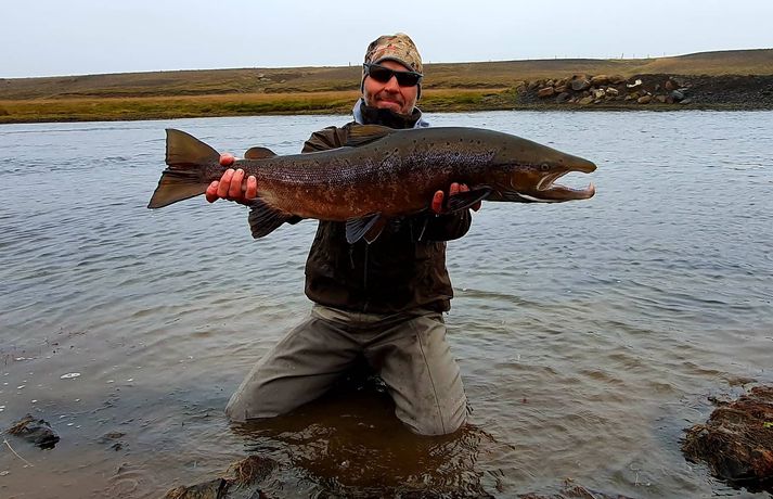 Gunnar með 105 sm laxinn sem hann veiddi í Hítará í morgun