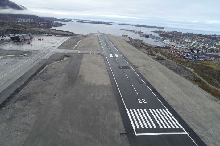 Nýja flugbrautin í Nuuk verður opnuð í fullri 2.200 metra lengd í næsta mánuði. Til vinstri sést nýja flugstöðin.