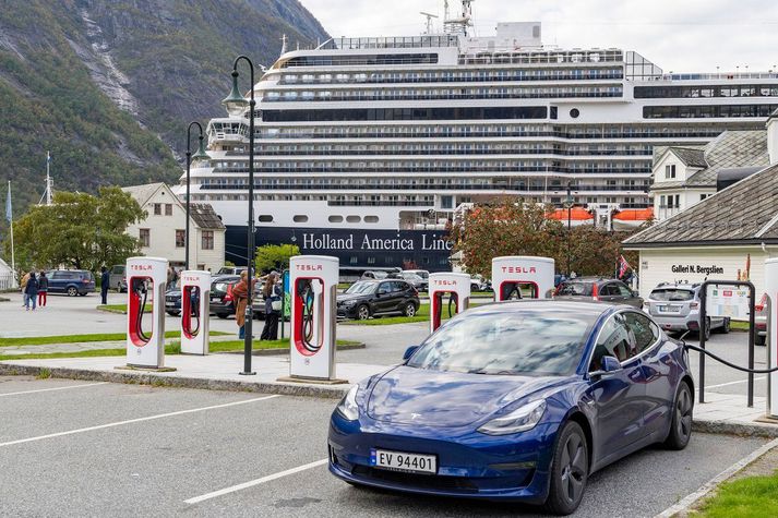 Tesla í hleðslu í Eidfjord í Noregi.