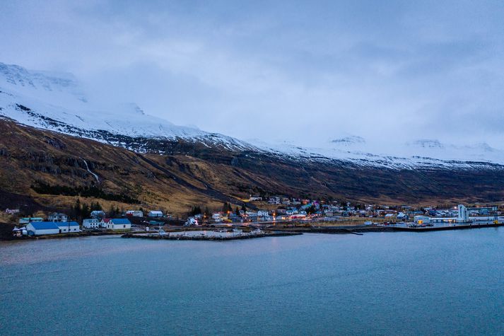 Gul viðvörun er nú í gildi á Austfjörðum, og verður til klukkan 2 í nótt. 