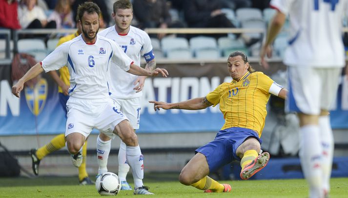 Helgi Valur í baráttu við Zlatan Ibrahimovic.