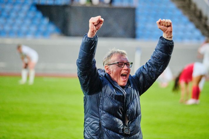 Pétur Pétursson fagnar eftir að lokaflautið gall í bikarúrslitaleik Vals og Breiðabliks. Valskonur unnu leikinn, 2-1.