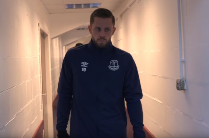 Gylfi Þór Sigurðsson gerir sig kláran.