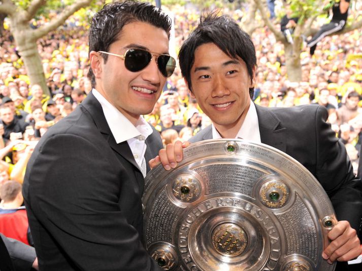 Nuri Sahin og Shinji Kagawa fagna þýska meistaratitlinum saman.