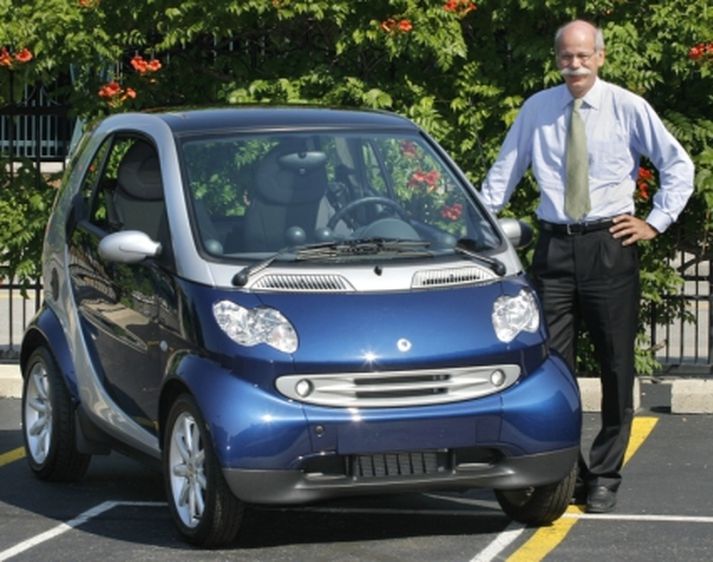 Dieter Zetsche, stjórnarformaður DaimlerChrysler, við Smart-bíl frá fyrirtækinu.