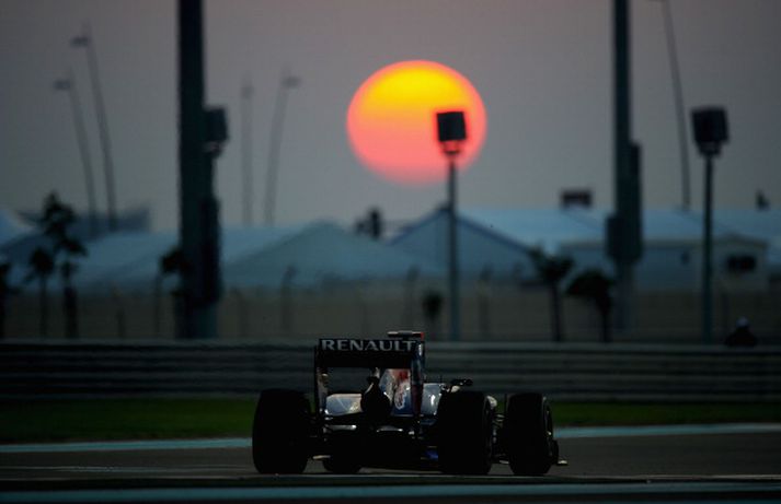 Sebastian Vettel á ferð' á mótssvæðinu í Abu Dhabi í fyrra á leið að vinna sinn fyrsta Formúlu 1 meistaratitil.