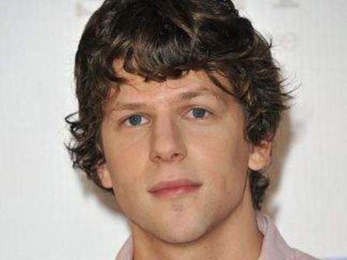 jesse eisenberg Aðalleikari The Social Network hlakkar mikið til að hitta Mark Zuckerberg, stofnanda Facebook.nordicphotos/getty