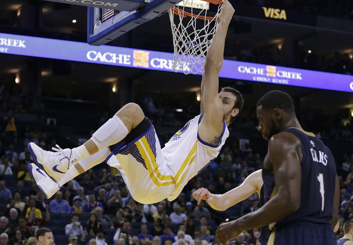 Andrew Bogut treður í leiknum í nótt.