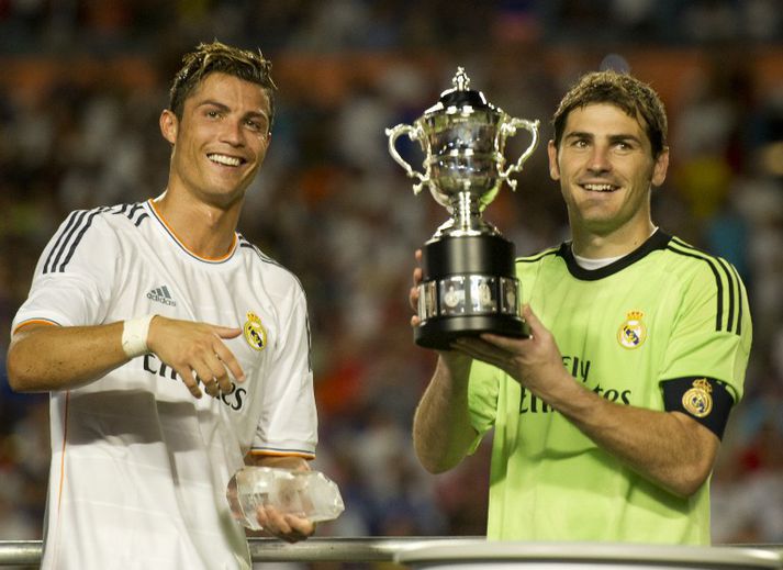 Casillas og Cristiano Ronaldo með verðlaun eftir sigur á æfingamóti í sumar.