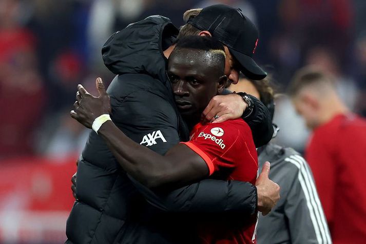 Jurgen Klopp faðmar Sadio Mané eftir síaðsta leik Senegalans fyrir Liverpool.