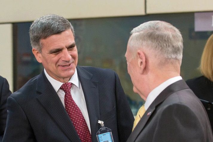 Stefan Yanev heilsar James Mattis, þáverandi varnarmálaráðherra Bandaríkjanna, á NATO-fundi árið 2017.