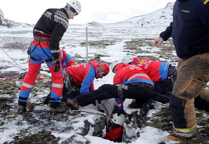 Mynd frá 112 útkalli í Heiðmörk þar sem björgunarsveitarmenn björguðu konu úr sprungu