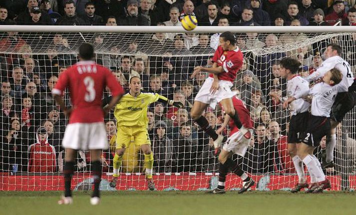 Sigurmarkið: Rio Ferdinand sést hér stanga boltann glæsilega inn í mark Liverpool á síðustu mínútu leiksins í gær. Jose Reina var með fingurna í boltanum en skallinn var einfaldlega of fastur. Fréttablaðið/Getty