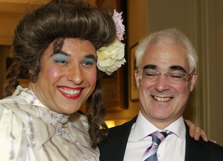 Hér er David Walliams eins og við þekkjum hann úr Little Britain með Alistair Darling, fyrrverandi fjármálaráðherra Breta.