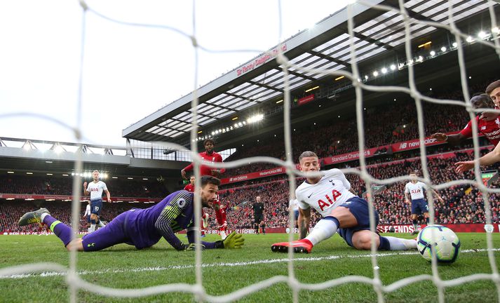 Lloris og Alderweireld horfa á eftir boltanum fara yfir línuna. Sjálfsmark þess síðarnefnda tryggði Liverpool stigin þrjú.