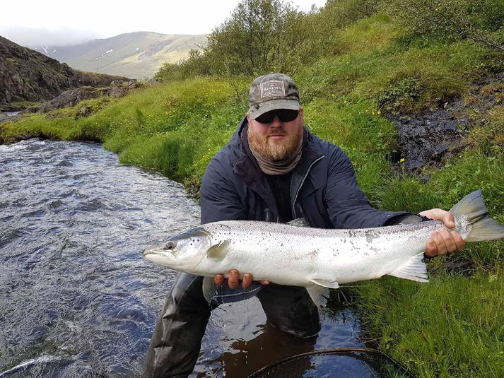 Skúli Kristinnsson leiðsögumaður í Laxá í Kjós með flottann lax úr gljúfrunum.