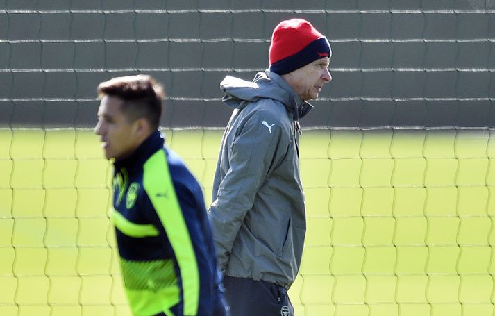 Wenger og Sanchez á æfingu í dag.