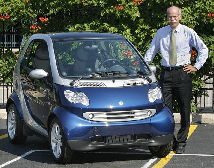 Dieter Zetsche, stjórnarformaður DaimlerChrysler, við Smart-bíl frá fyrirtækinu. Fyrirtækið hefur eytt miklum fjármunum í þróun sparneytinna bíla á borð við Smart-bílinn, sem áætlað er að komi á markað eftir tvö ár.