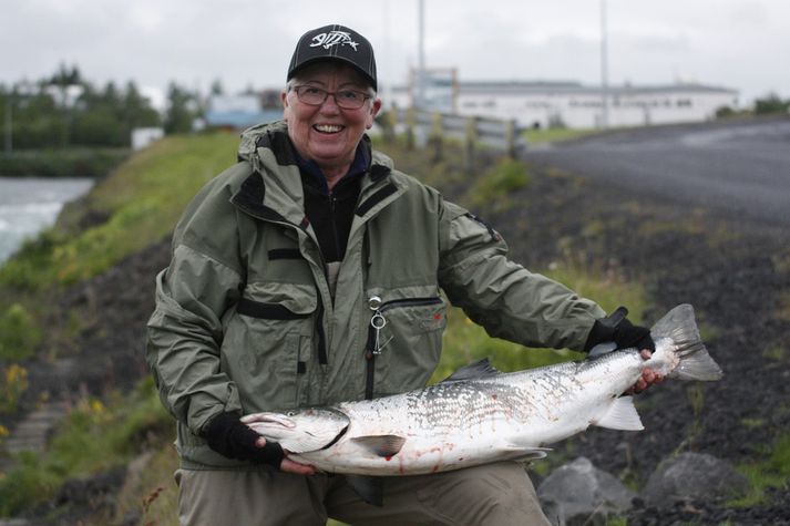 Hrefna með 18 punda hænginn sem hún veiddi í kvöld í Ölfusá við Selfoss.