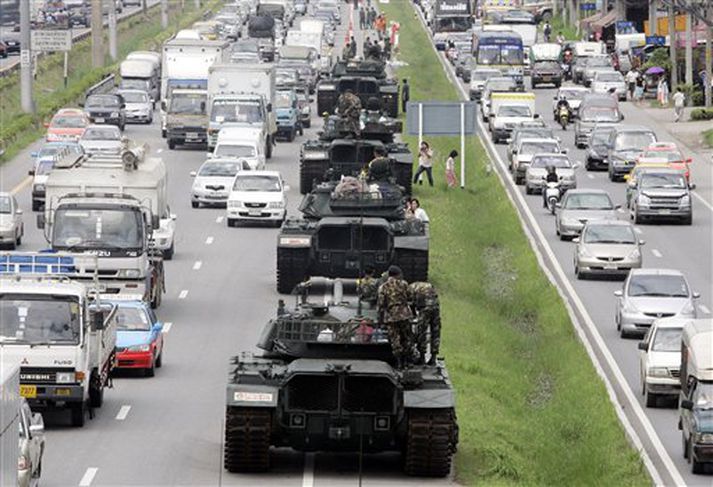 Þótt lífið í Taílandi sé að komast í eðlilegt horf eftir valdaránið eru skriðdrekar enn á götum Bangkok.