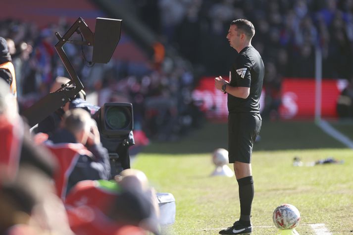 Michael Oliver í skjánum. Hann hefur verið mikið milli tannnana á fólki undanfarnar vikur.