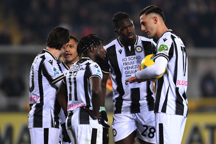 Udinese leikmennirnir Oumar Solet, Hassane Kamara og Florian Thauvin reyna hér að sannfæra Lorenzo Lucca um að fara eftir fyrirmælum þjálfarans og leyfa Thauvin að taka vítið. Lucca gaf sig ekki.