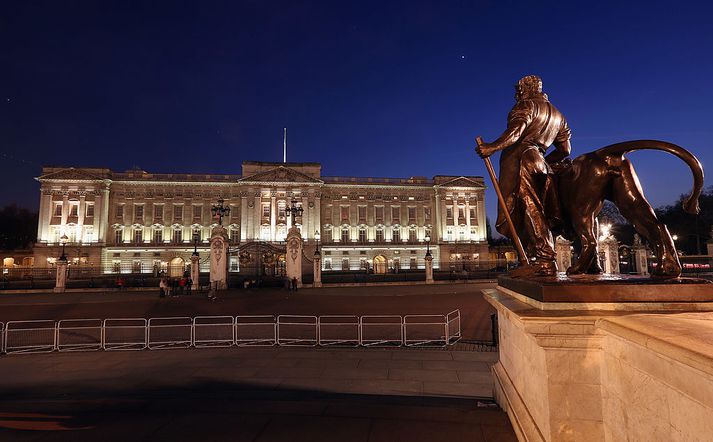 Buckingham-höll er einn vinsælasti áfangastaður ferðamanna sem sækja London heim.