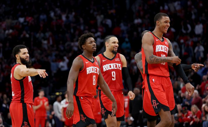 Sjóðheitir Houston Rockets liðar taka á móti ilvolgu liði Detroit Pistons klukkan 19:00 að íslenskum tíma