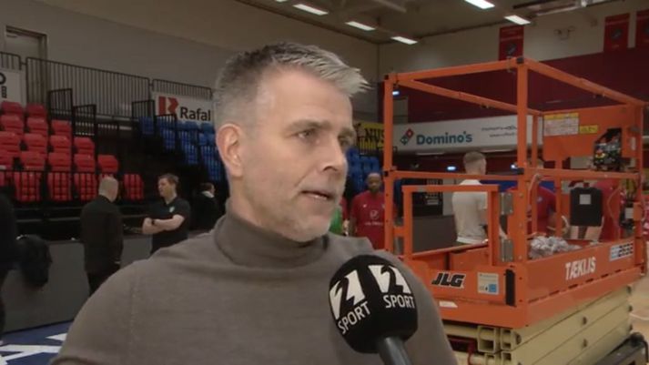 Kristinn Óskarsson tók endanlega ákvörðun um að fresta leiknum.